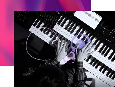 Yamaha Electone 演奏的俯瞰圖，顯示演奏者同時使用上下鍵盤與踏板鍵盤。