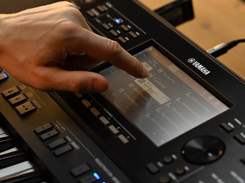 操作 Yamaha 數位工作站 PSR-SX720+ 的觸控螢幕