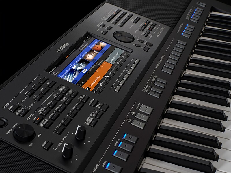 從左斜上方拍攝的 Yamaha 數位工作站 PSR-SX720+ 照片