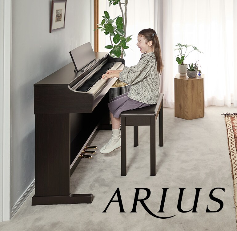 一位女孩在家中彈奏 ARIUS 數位鋼琴，展現出不斷成長的音樂素養與更深層的情感表達。
