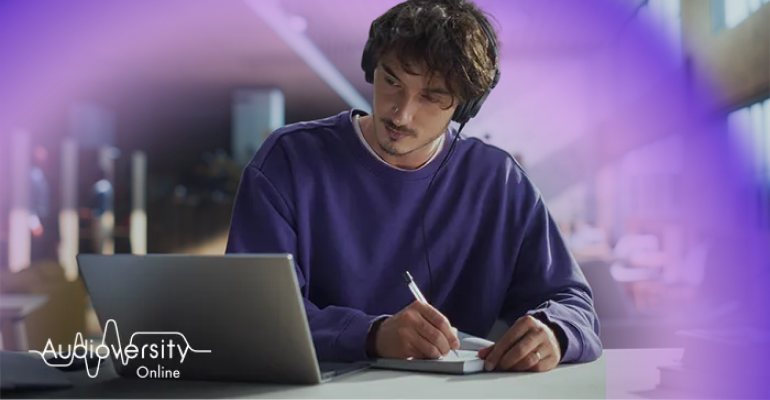 Audioversity Online 標誌與光環，位於一名專注於線上培訓課程的男子身後。