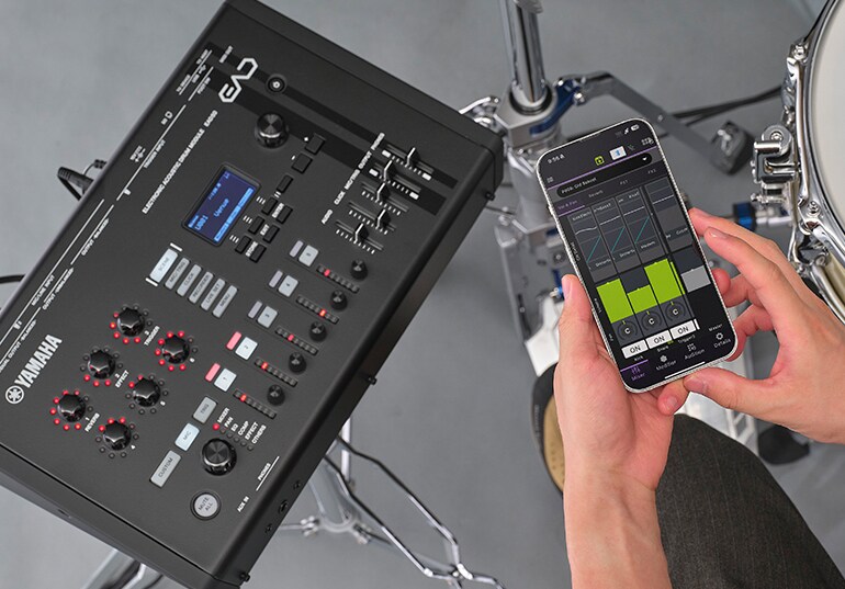 使用者正在透過 EAD Touch 應用程式控制 EAD50