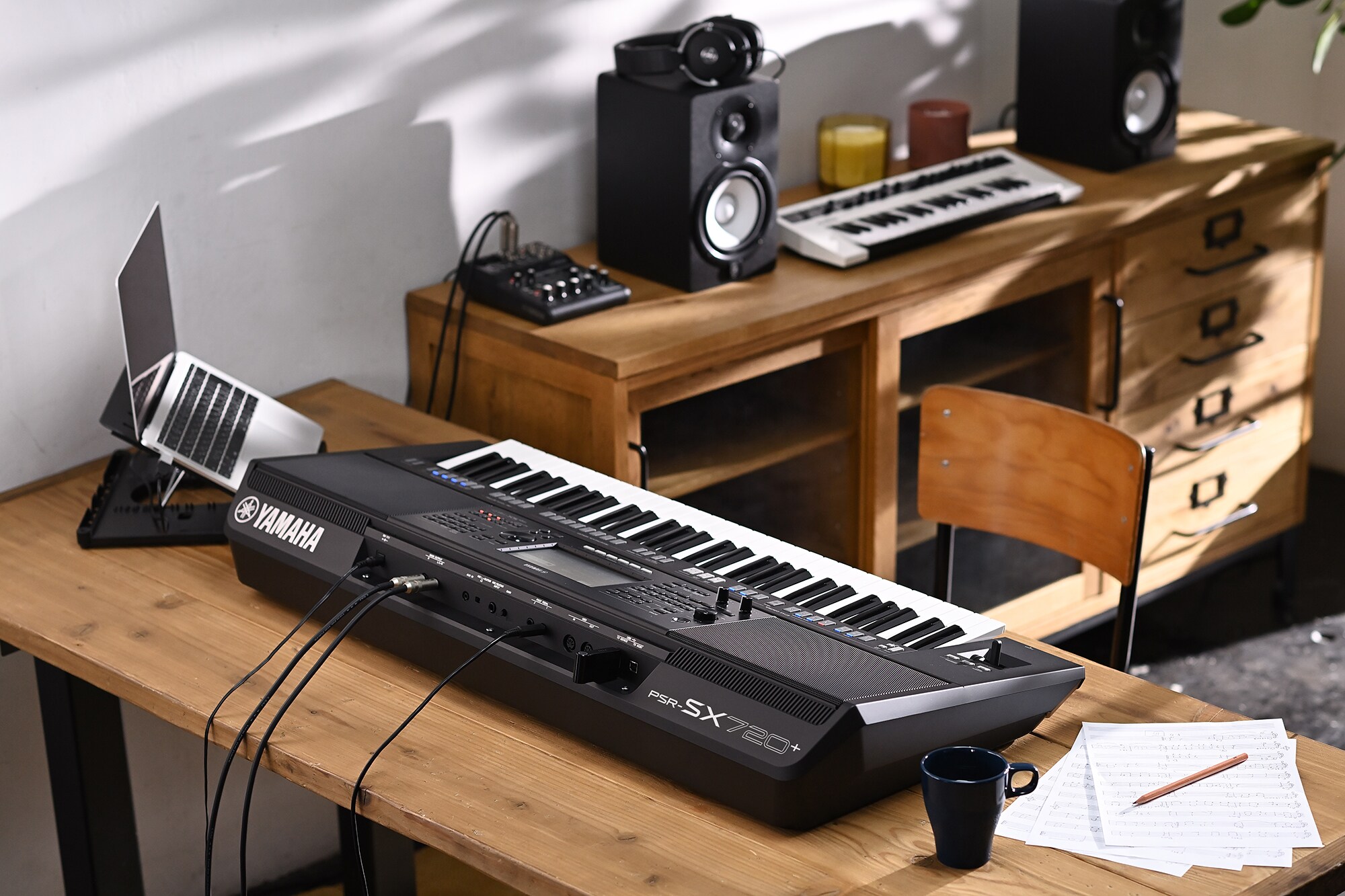 書桌上的 Yamaha 數位工作站 PSR-SX720+