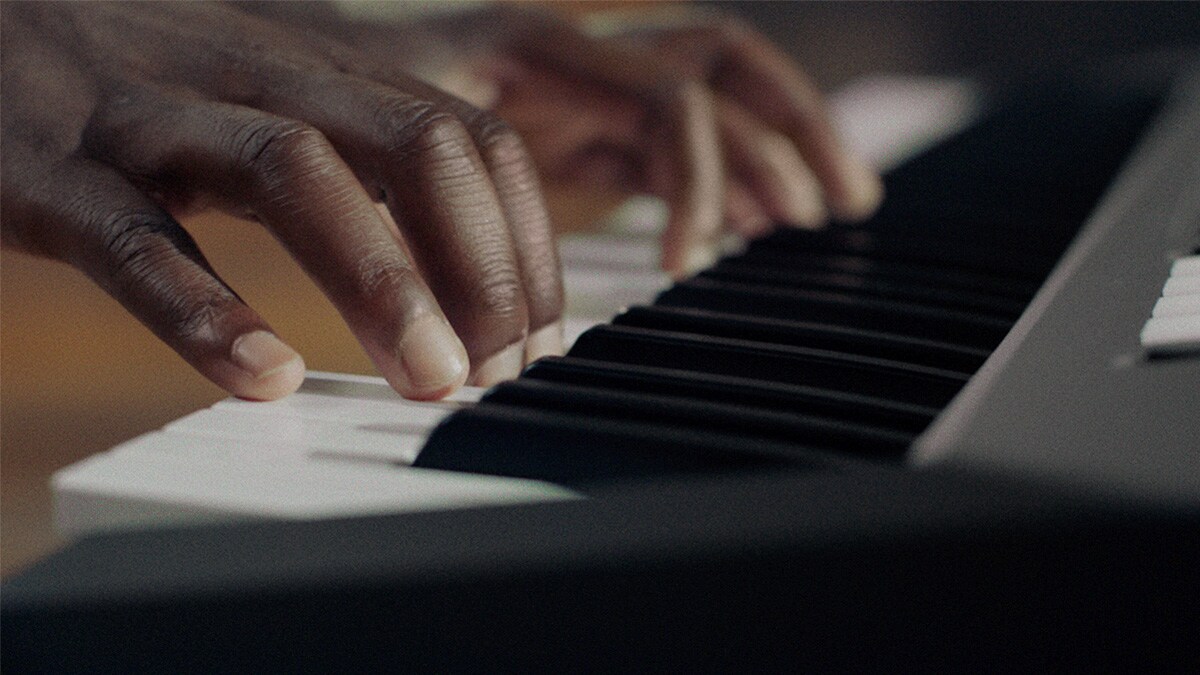 一人演奏 PSR-E483 手提電子琴