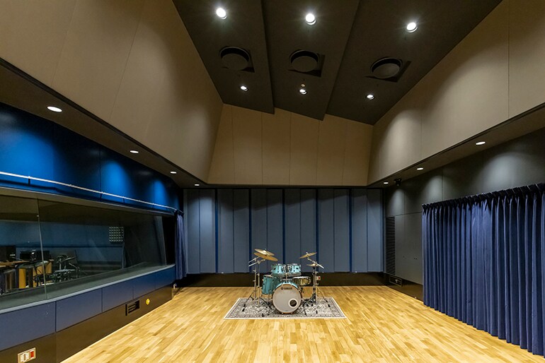 The acoustic characteristics of Yamaha’s new in-house studio where the sample recordings took place also played an important role.