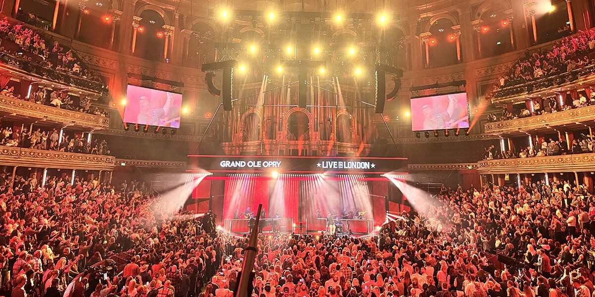 Opry 100 倫敦首演期間在皇家亞伯特音樂廳舞台上的現場演出。