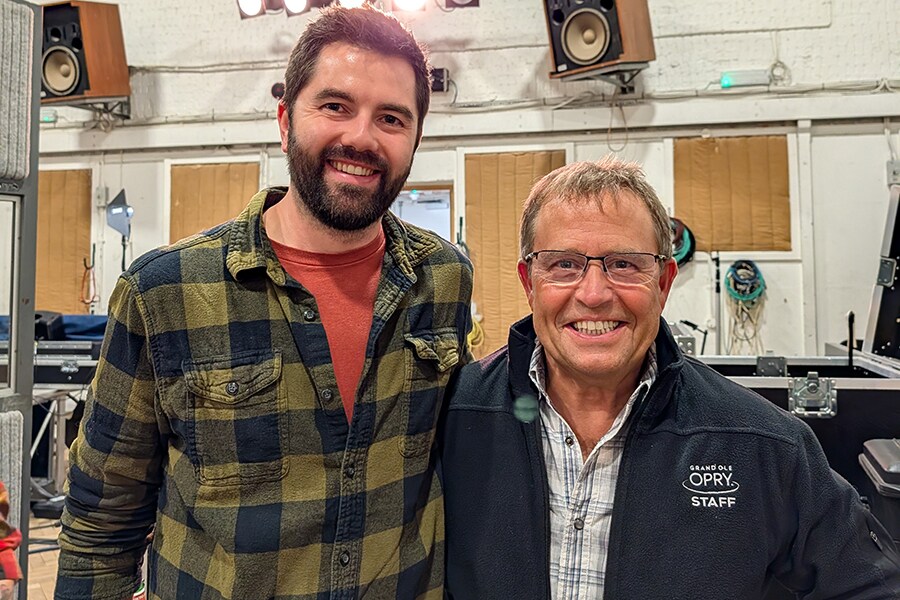 Kevin “Sarge” McGinty 與 Brady Reuter 在 Opry 100 倫敦製作期間合影。