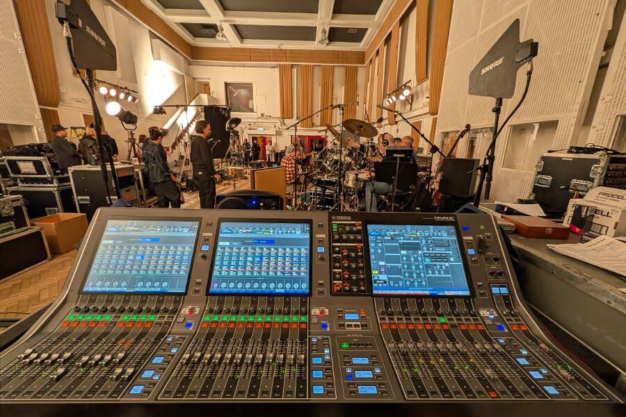 藝人與樂團在備有完整音響設備的 Abbey Road Studio Two 舞台上進行排練。