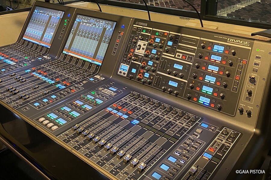 安裝於 Allianz MiCo 的 Yamaha RIVAGE PM 系列數位混音控台,俯瞰會議廳,做為該場地整合式音訊控制系統的一部分。