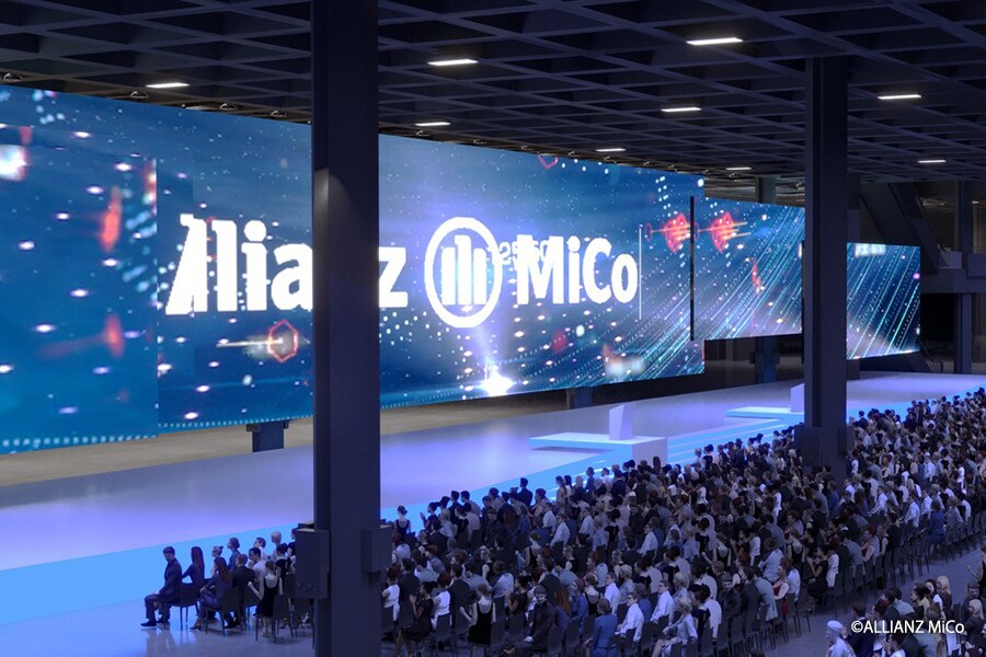 Allianz MiCo 大型活動的全景,呈現會議中心內部的大型 LED 螢幕與觀眾席。