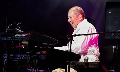 正在演奏樂器的向谷實