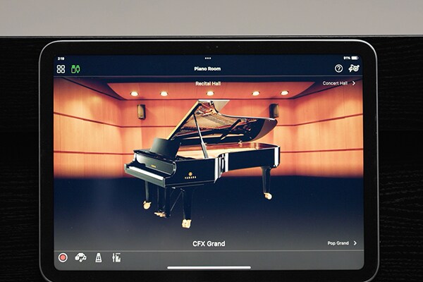 平板電腦螢幕上顯示的 Smart Pianist 應用程式