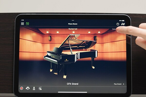 顯示正在使用 Smart Pianist 應用程式的平板電腦螢幕