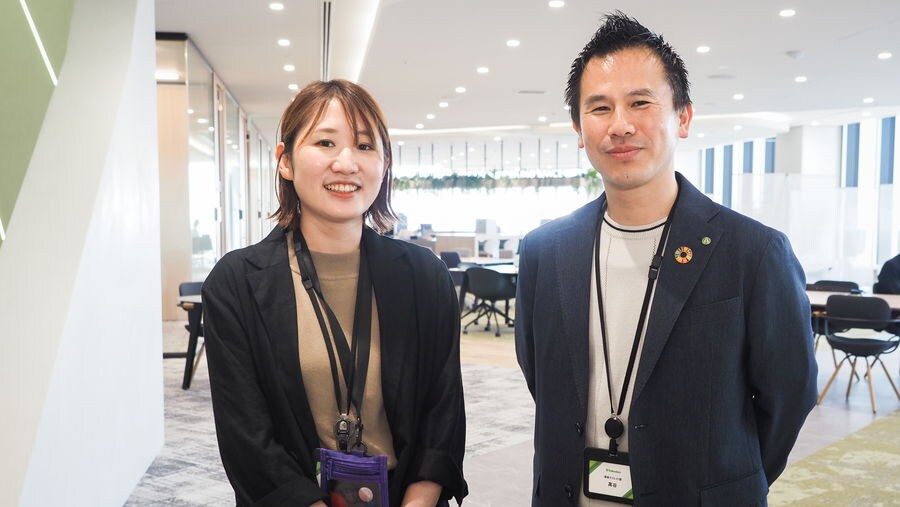 環境解決方案業務部環境創造部門的 Yukari Toyoshima 與該部門經理 Nobuhiro Takaya 站在 TAKEDEN 辦公室內部