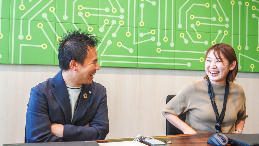 Takaya 先生和 Toyoshima 女士在辦公室內交談