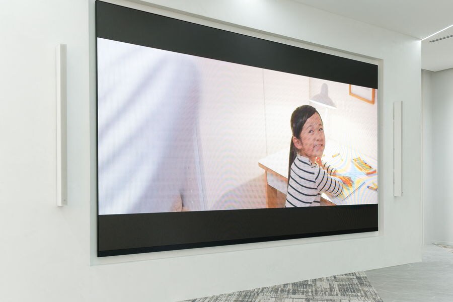 入口電子看板，附近安裝了 VXL1W-24 線陣列喇叭