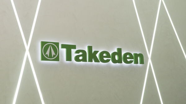 安裝在內牆上的 TAKEDEN 標誌看板
