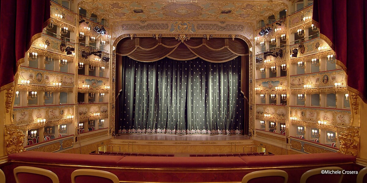 鳳凰劇院（Teatro La Fenice）內部景觀，從觀眾視角展示華麗的表演廳、舞台與座位。
