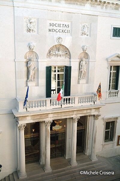 威尼斯馬利布蘭劇院（Teatro Malibran）外觀，呈現帶有圓柱、旗幟與古典建築細節的歷史立面。